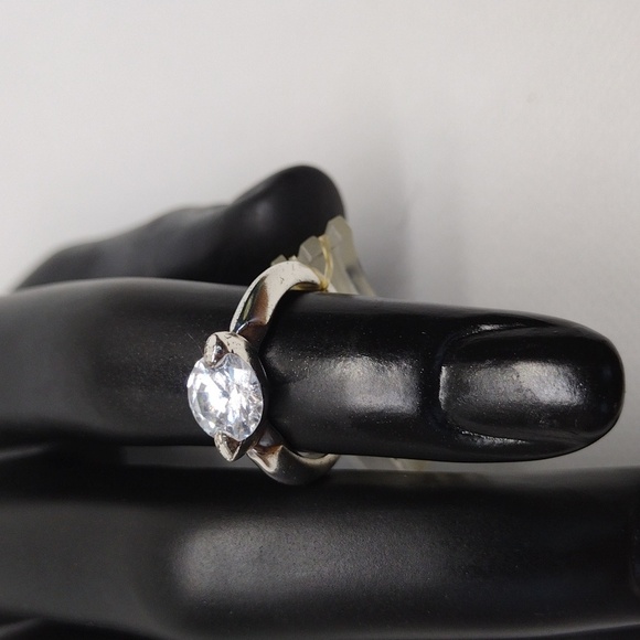 Elegant Silver colored Ring with Clear Stone - Picture 1 of 3